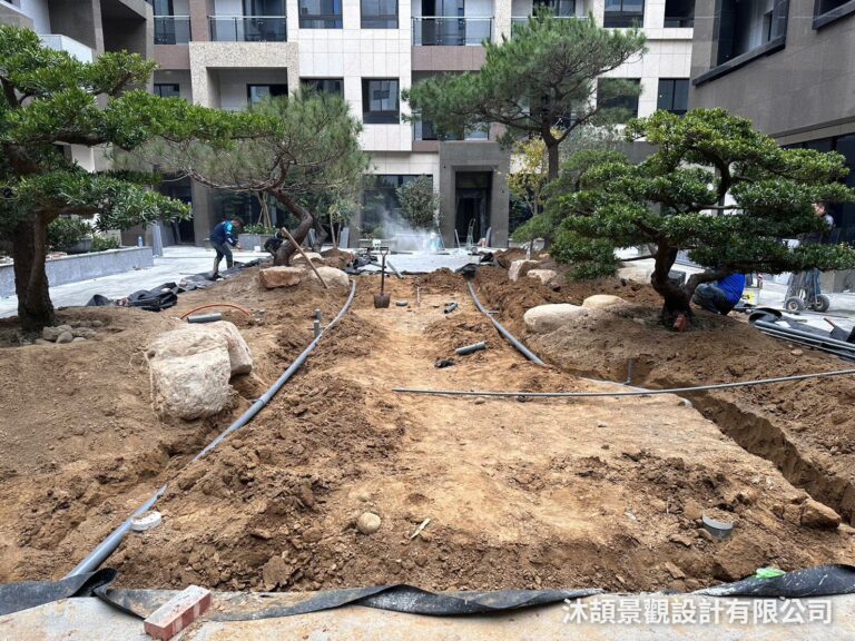 噴灌系統施工實例－中庭噴灌管路開挖佈設